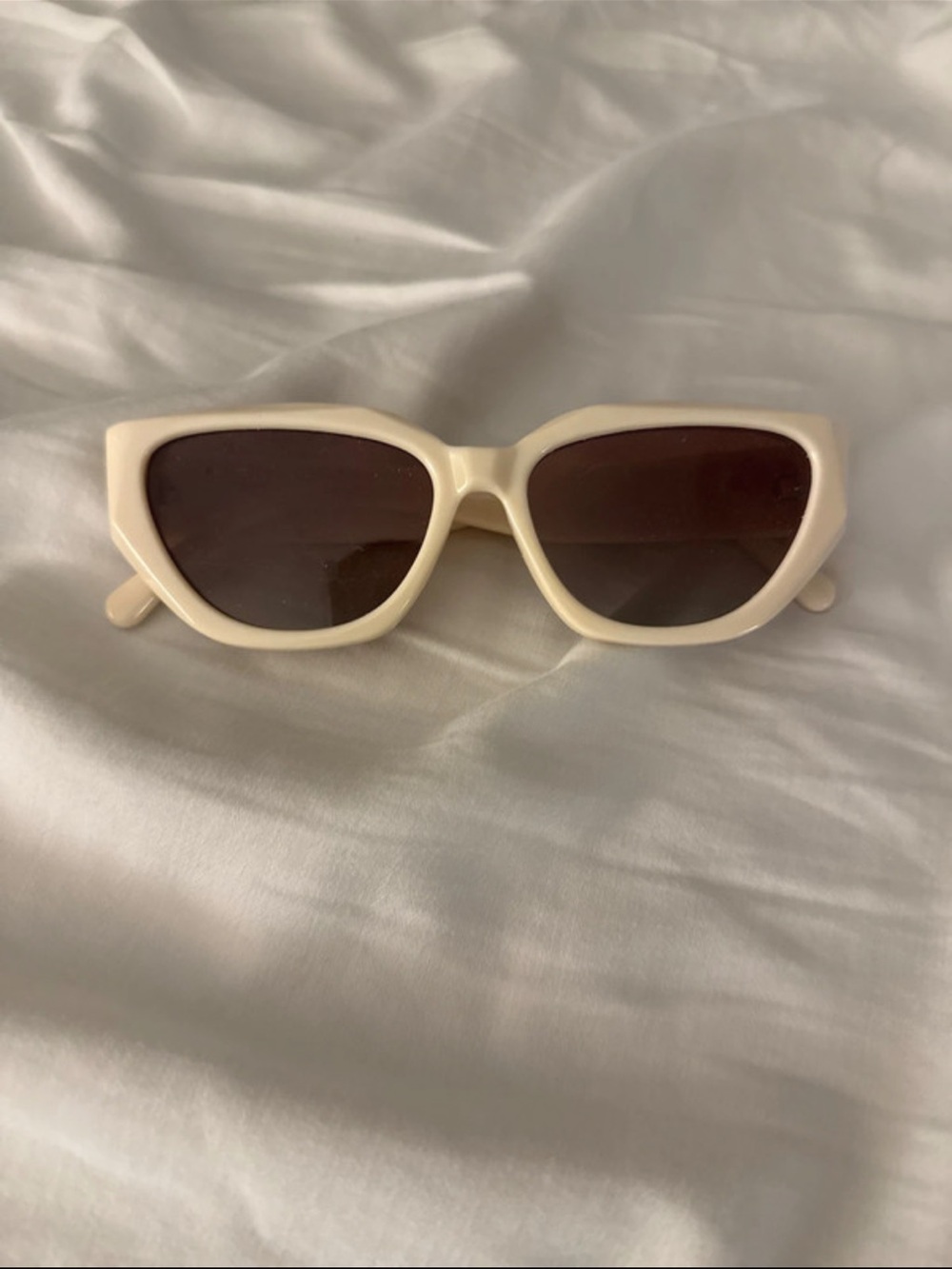Cream Cat-Eye Sunglasses for Women - Chic Retro Style